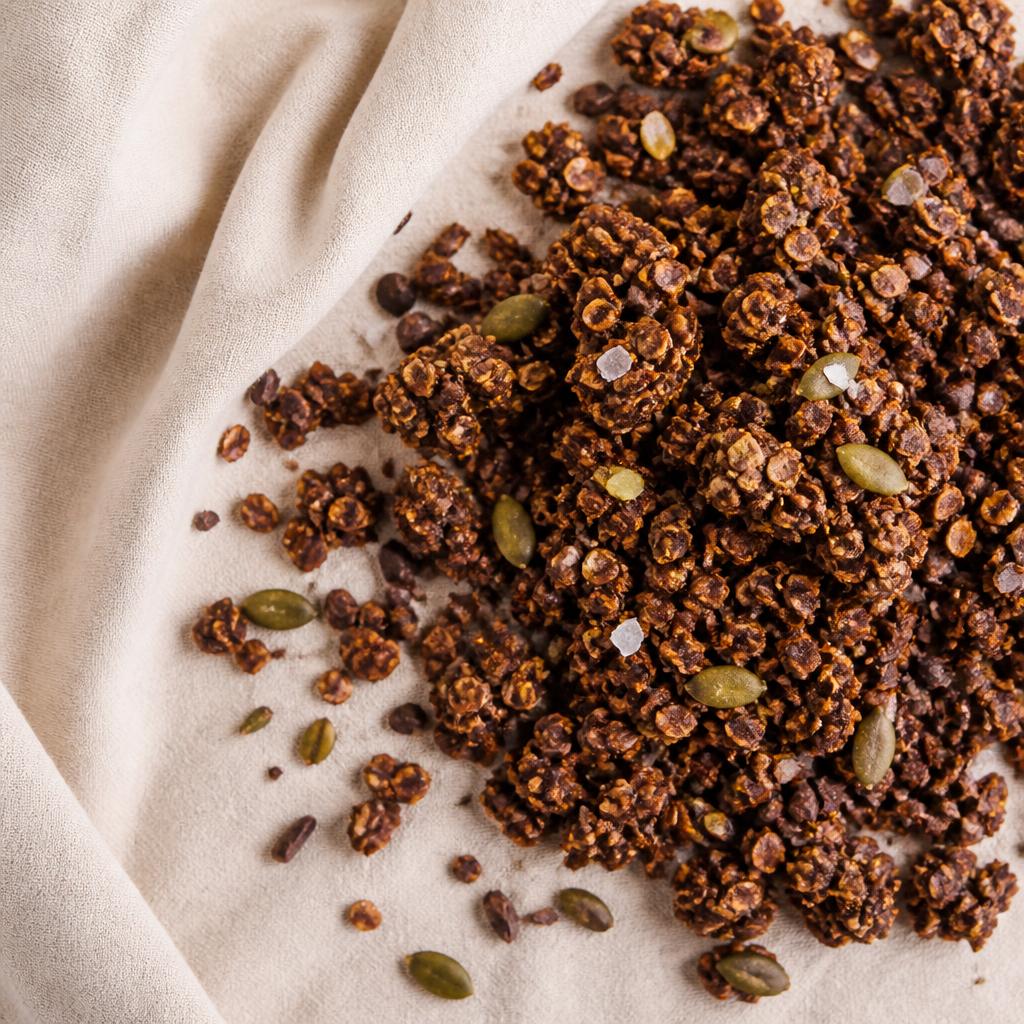 Cận cảnh granola Cacao Deadline với hạt bí và muối biển